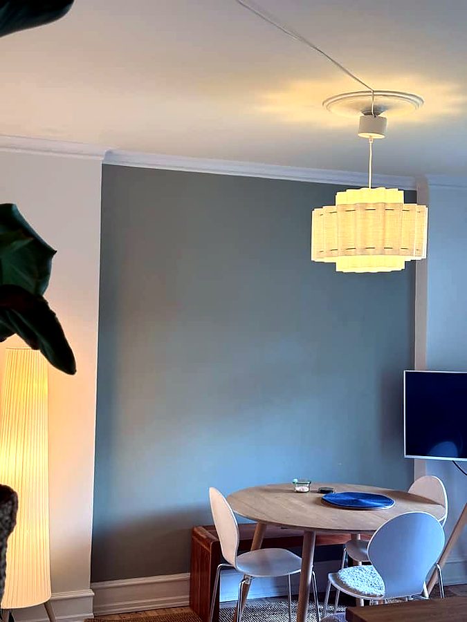 Spiseområdet om aftenen med tændte lamper
